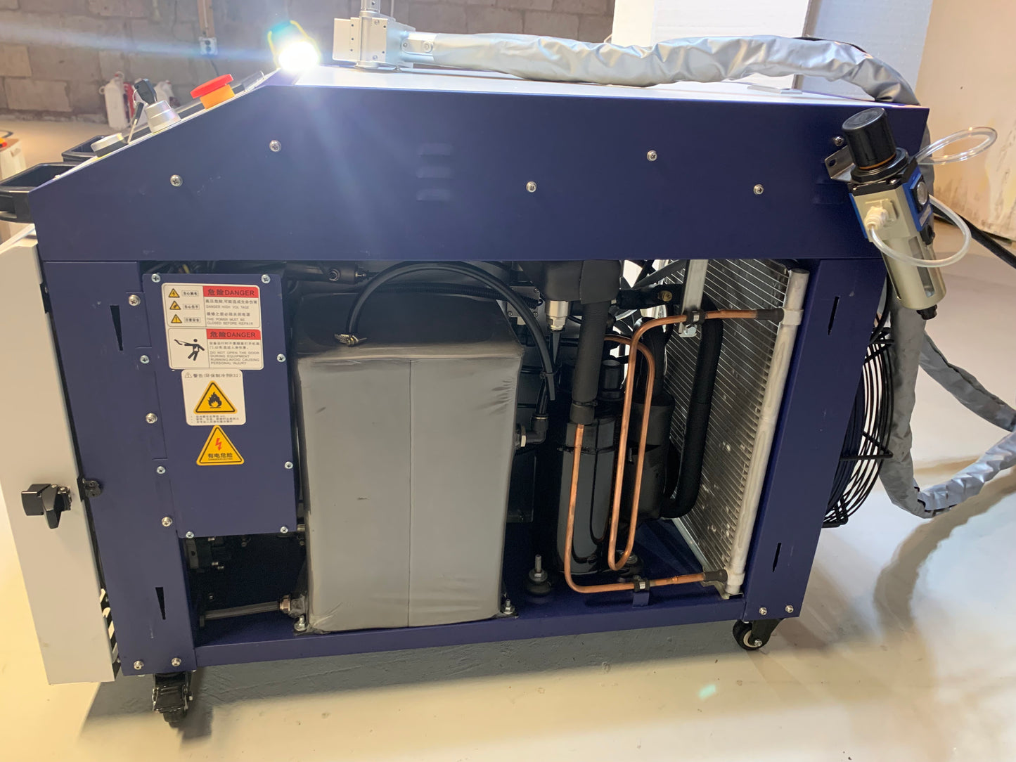 2000W SUP Fiber Laser Cleaning Rust Removal Machine